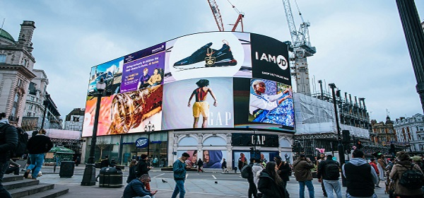 Contextual digital signage adapting to audience